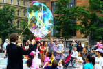 Bellenblazer op het stadsplein